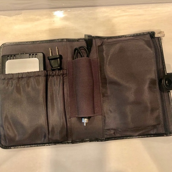 New Tumi Ultra SLIM Universal Power Adapter Kit - Picture 3 of 4